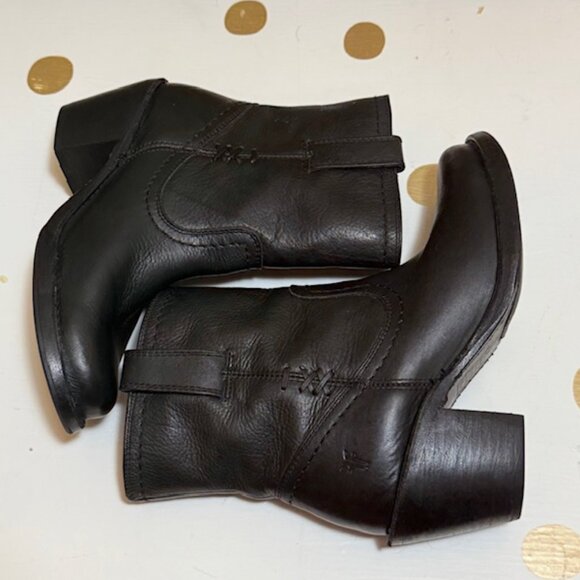 Size 5.5 B FRYE Black Leather Carmen x Stitch Short-D Saddle- Mid-calf - Picture 1 of 16
